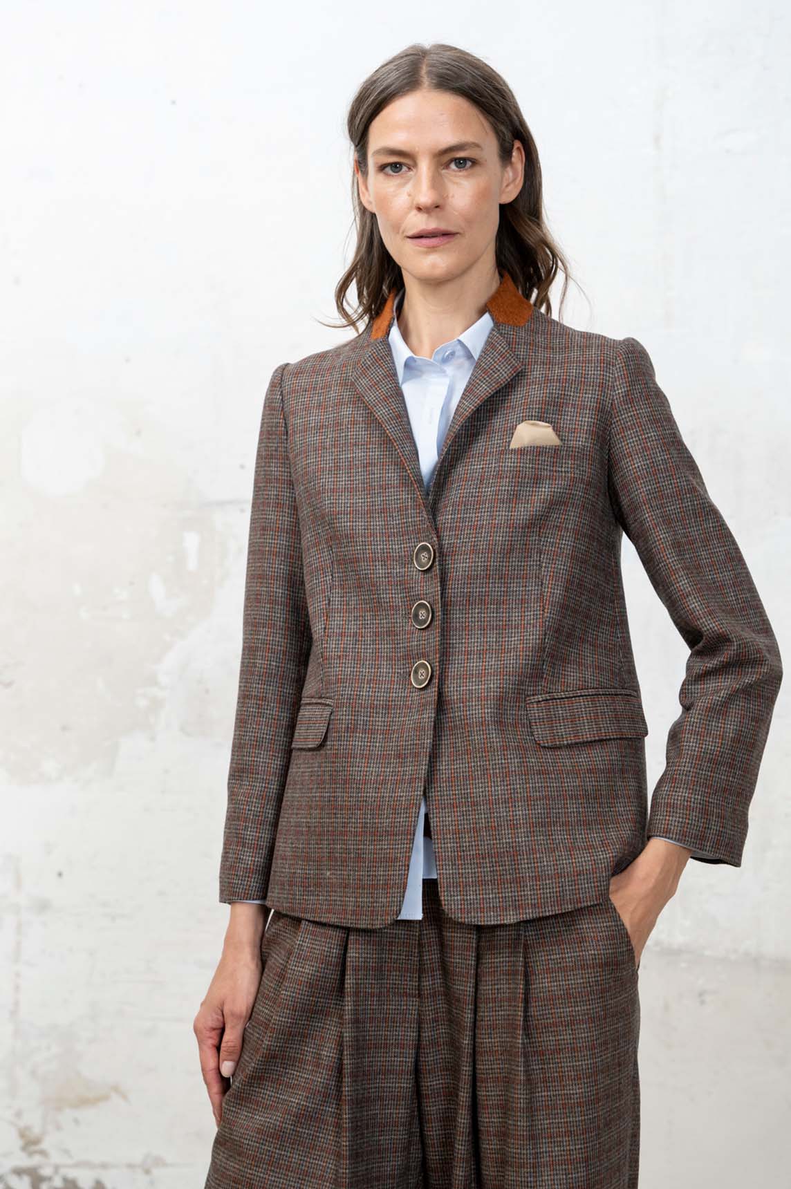 De conjunto de oficina a look afterwork: un armario versátil con Essentials