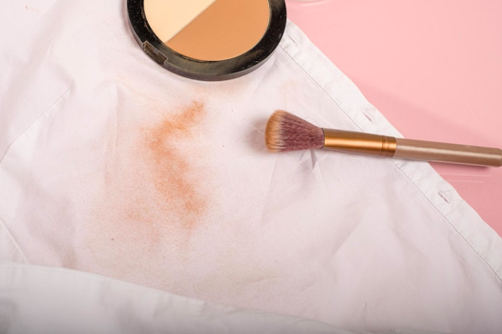 ¿Cómo quitar manchas de maquillaje en la ropa?